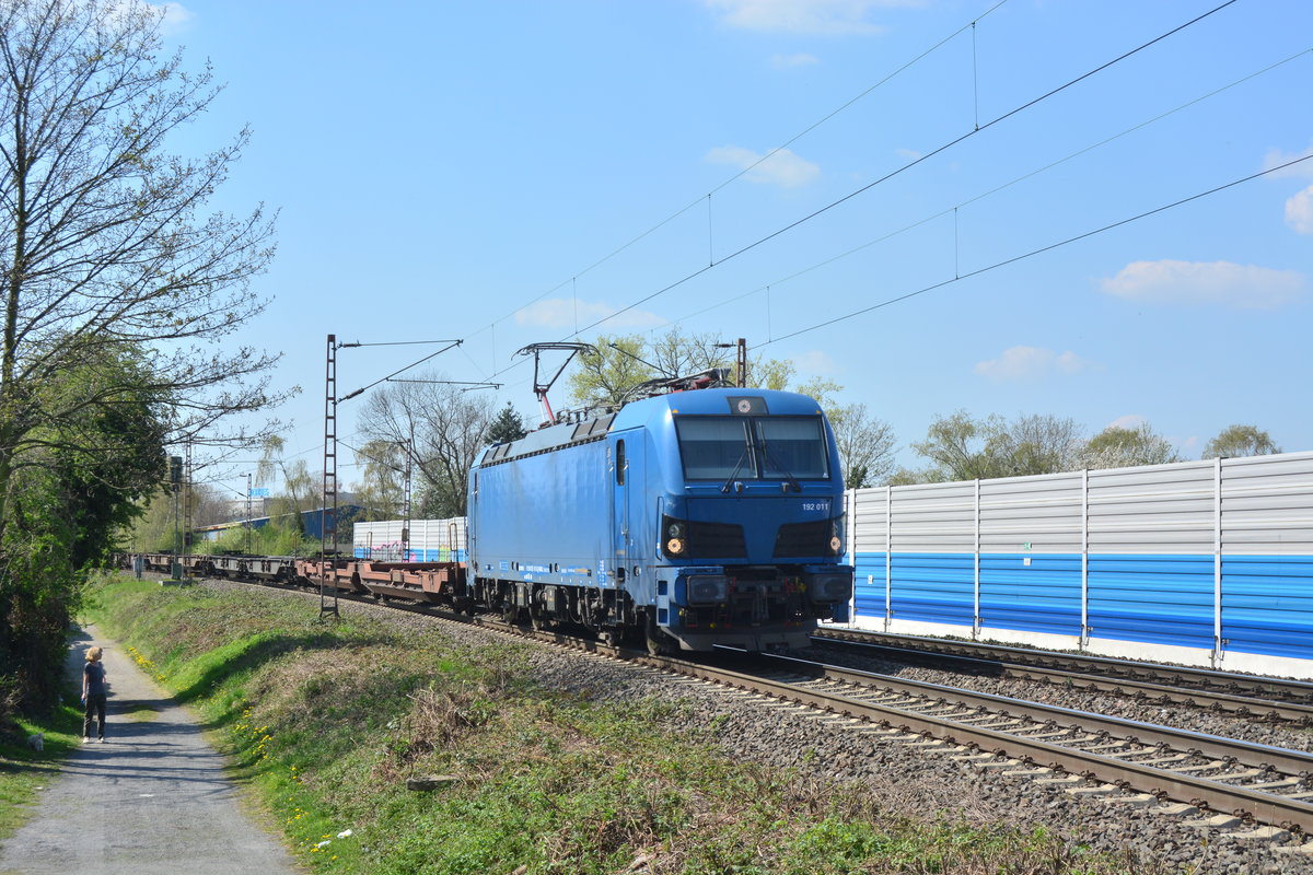 Nachdem ich am 6.4 meinen ersten Smartron erlegt habee konnte ich 2 Tage später am 8.4 schon meinen 2ten Smartron festhalten. 192 011 rauscht mit einem KLV Leerzug durch Gelsenkirchen Bismarck gen Wanne Eickel.

Gelsenkirchen 08.04.2020