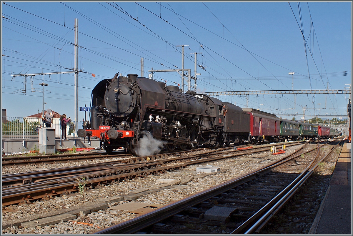 Nachdem ich am letzten Wochenende beim  Festival Suisse de la Vapeur 2022 / Schweizer Dampffestival 2022  reichlich mit Dampf verwöhnt worden war, gab es dieses Wochenende erneut dampfendes zu bewundern, selbst, wenn mir dazu nur ein kleines Zeitfenster einer  Café-Pause  zur Verfügung stand: Die SNCF 141 R 568 erreicht mit einem langen Extrazug den Bahnhof von Lausanne.

11. Juni 2022
