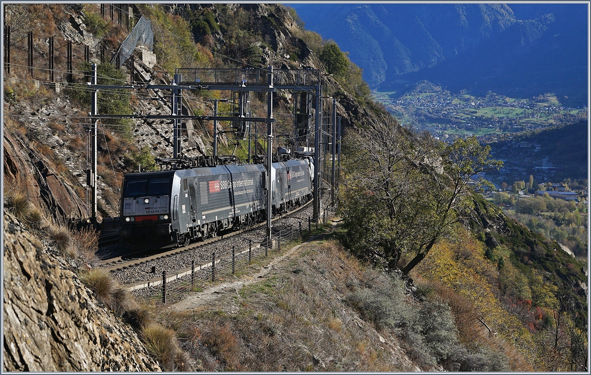 Nachdem ich am Samstag am Gotthard zu meiner Freude mit den beiden Elefanten reichlich schwarze Pixel gesammelt hatte, bot sich heute bei einem weitern Ausflug in die Berge erneut die Gelegenheit schwarzes im Doppelpack abzulichten: Zwei SBB Cargo International Re 474 bzw. die beiden ES 64F4 189 112 und 102 ziehen einen Güterzug die Lötschberg Südrampe hinauf.
Das Bild entstand kurz vor Lalden, am 25. Okt. 2017