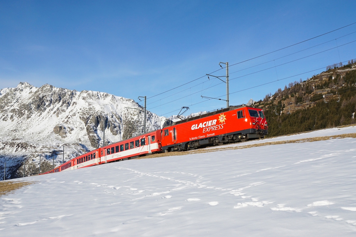 Nachdem ich am vorhergehenden Wochenende im Engadin vergeblich nach Schnee gesucht hatte, versuchte ich es am 13.12.2015 am Oberalp,. In Nätschen präsentierte sich die Landschaft auch ziemlich trostlos. Weiter oben kam ich dann doch noch zu den ersehnten ersten Schneebildern der Saison.
Auf dem Bild zu sehen ist die HGe 4/4 II 106 mit dem Regio 824 unterhalb der Station Nätschen.
