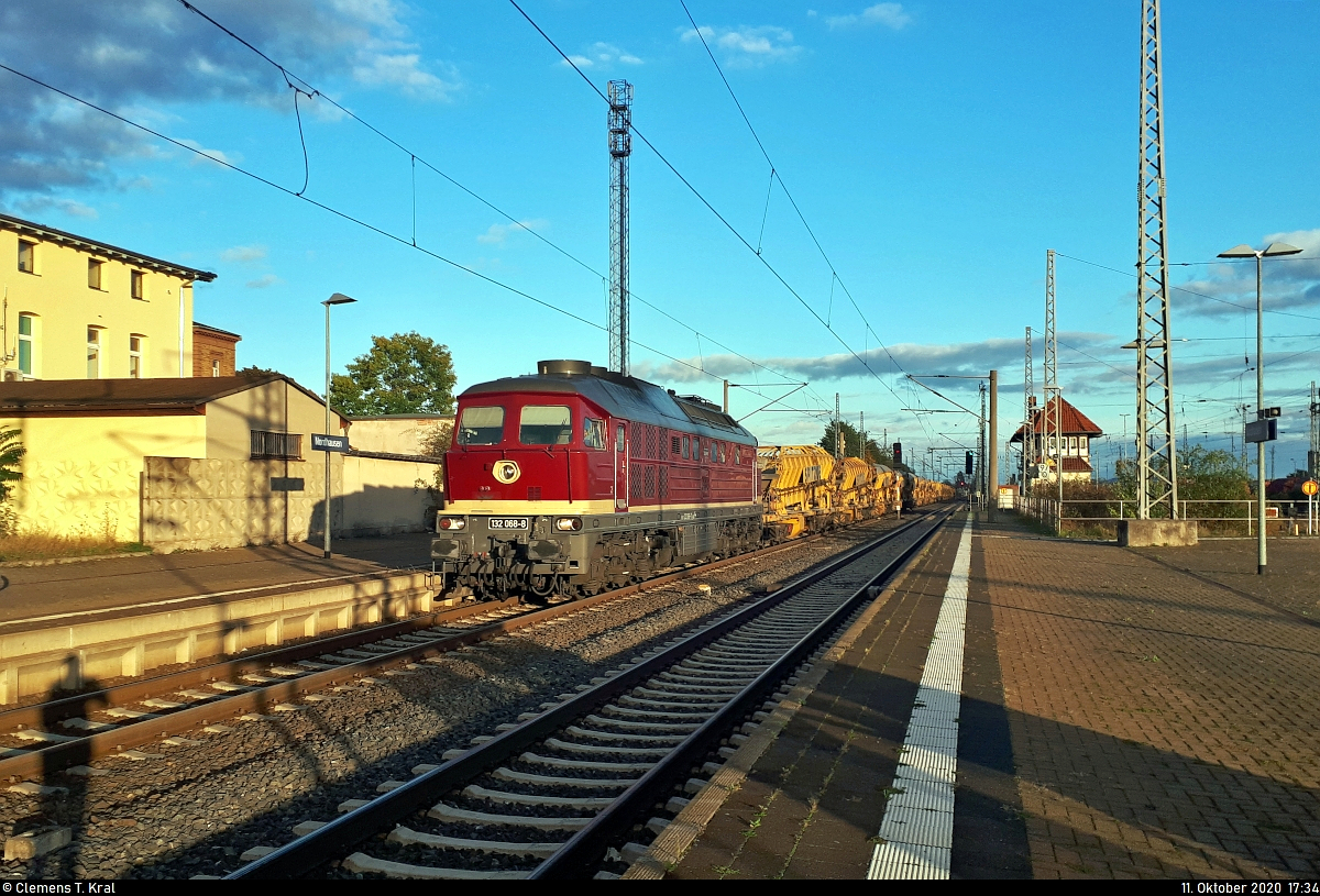 Nachdem ich bereits ein Diesel-Doppel in Bleicherode Ost verpasste, wurde es im Bahnhof Nordhausen noch einmal spannend. Bei der Ankunft meines Zuges sah ich etwas Interessantes herannahen und zögerte diesmal nicht lange. So vergingen nur wenige Sekunden, bis ein nicht enden wollender Bauzug der Spitzke SE mit 232 068-7 (132 068-8) und mindestens einer Material-Förder- und Siloeinheit Plasser & Theurer MFS 100 auf Gleis 1 Richtung Wolkramshausen fuhr.
Die Zeit reichte gerade noch, um wenigstens das Handy bei diesen guten Lichtverhältnissen zu zücken. Viele Grüße auch an den Tf, der nicht nur mich, sondern auch alle anderen Fotografen im Bahnhof auf sich aufmerksam machte.

🧰 Leipziger Eisenbahnverkehrsgesellschaft mbH (LEG)
🚩 Bahnstrecke Halle–Hann. Münden (KBS 590)
🕓 11.10.2020 | 17:34 Uhr

(Smartphone-Aufnahme)