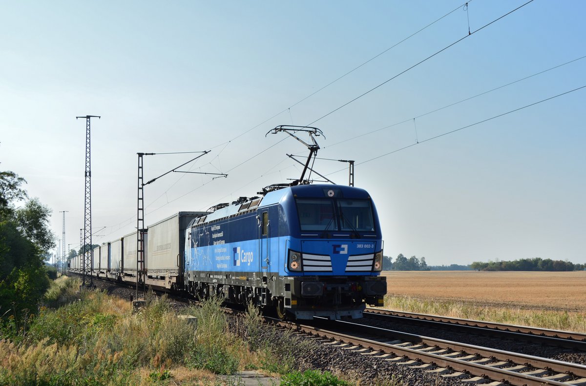 Nachdem ich in Berlin meinen ersten tschechischen Vectron vor einem Eurocity aufnehmen konnte, kam mir in Güterglück ein tschechischer Vectron vor einem Güterzug vor die Linse. Hier rauscht 383 002-3 durch Güterglück gen Magdeburg.

Güterglück 27.07.2018