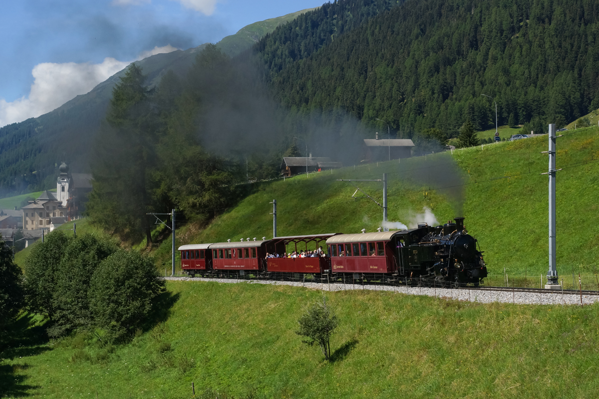 Nachdem ich die ersten Bilder des Tages in Oberwald aufgenommen hatte, reiste ich mit dem historischen Postauto nach Reckingen. Dort konnte ich die Gastlok, die BC HG 3/4 3, bei der Ausfahrt in Richtung Münster aufnehmen (17.08.2014).