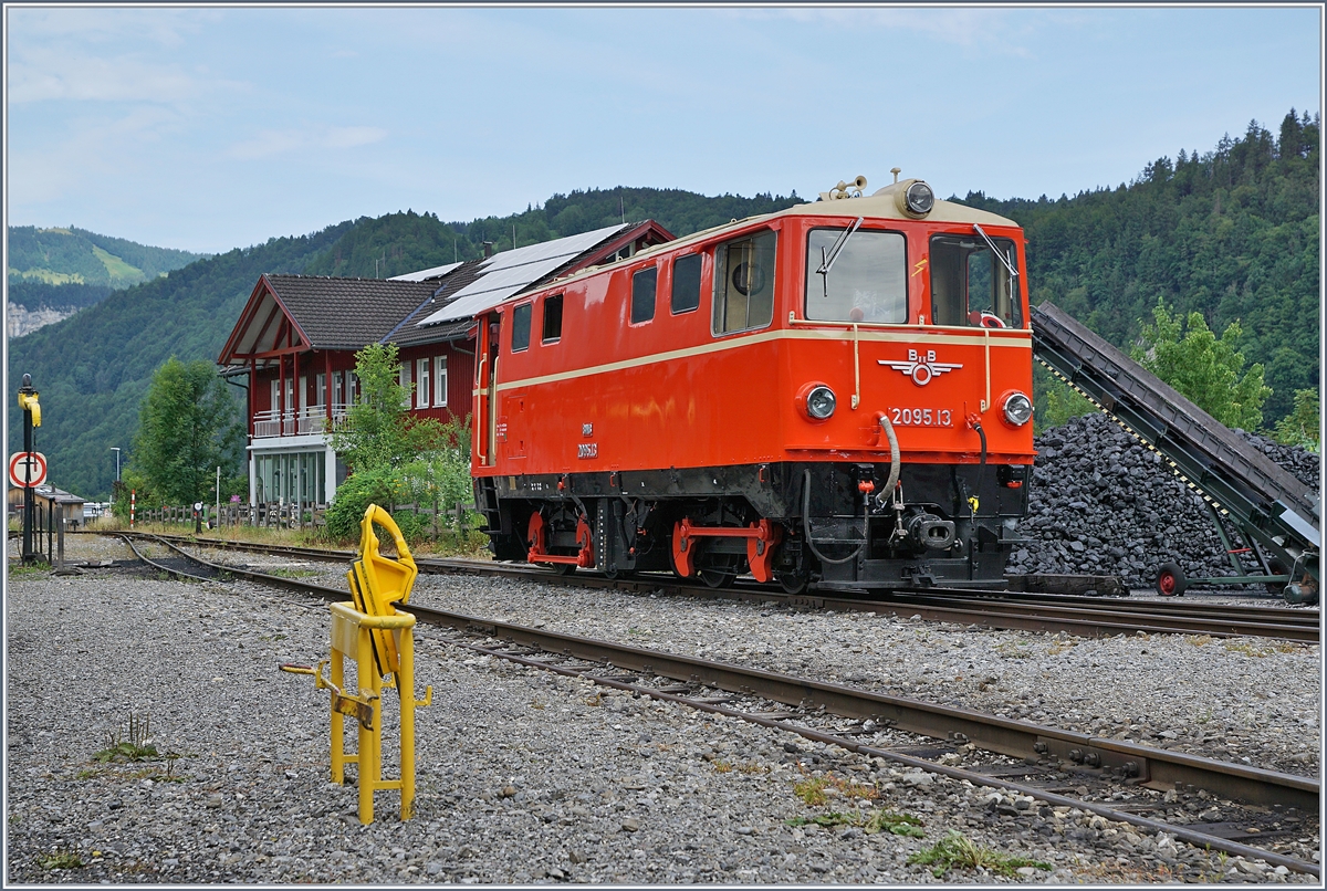 Nachdem ich die ÖBB Diesel-Lok 2095 vor vielen Jahren in Bregenz flüchtig gesehen habe, konnte ich endlich die schöne Lok mit ihrem faszinierenden Stangenspiel  ganz bewusst erleben und genießen!
Die seit 2015 bei der BWB  im Einsatz stehende, 1961 von SGP gebaute Lok 2095.13 macht sich in Bezau bereit den Zug nach Schwarzenberg zu übernehmen und verlässt nun das Depot Gelände der Museumsbahn.
9. Juli 2017