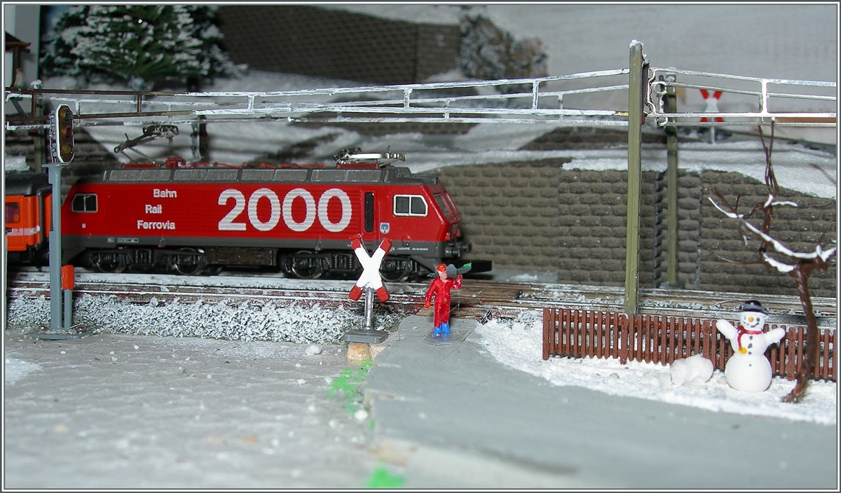 Nachdem ich die Skier hatte musste ich mich überlegen, was ich damit machen soll: da für eine Skipiste kaum Platz ist, muss eben jemand die Skier zu einer fiktiven Piste tragen. Zwar etwas umständliche und auch nicht ganz ungefährlich...
19. Dez. 2015