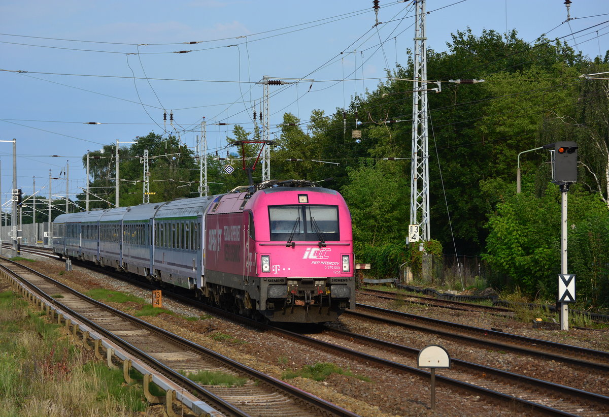 Nachdem ich den Telekom Taurus 370 009 wenige Stunden zuvor verpasste kam er am Abend mit dem EC42 Warschau Berlin durch Berlin Hirschgarten gefahren.

Berlin Hirschgarten 31.07.2017 