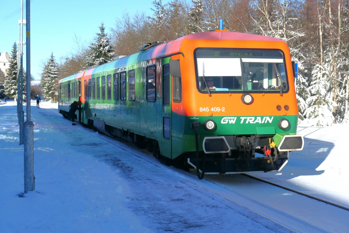 nachdem ich vor einem Jahr einen BR 628 von GWTrain im Bahnhof Moldava v Krusn. horach fotografiert habe, fuhr dieses Jahr 845 409, auch eine rekonstruierte DB Baureihe 628 mit 2 Antriebsmotoren. Möchte wissen, was der Unterschied zur GWTrain-BR 628 ist, die Baureihe 845 von RailJet (Usti-Liberec) hatte Ende 2023 nur einen Antriebsmotor.