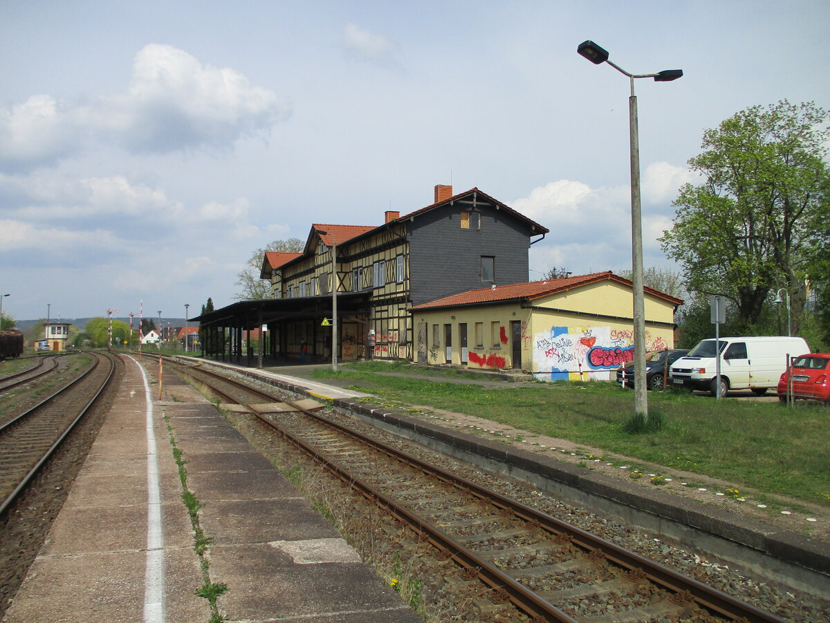 Nachdem ich,am 29.April 2022,den Bahnhof Bad Salzungen abfotografiert hatte,hieß mein nächstes Ziel,der nicht weit von Bad Salzungen entfernte,Bahnhof Immelborn.Hier sieht man das Bahnhofsgebäude von Immelborn.