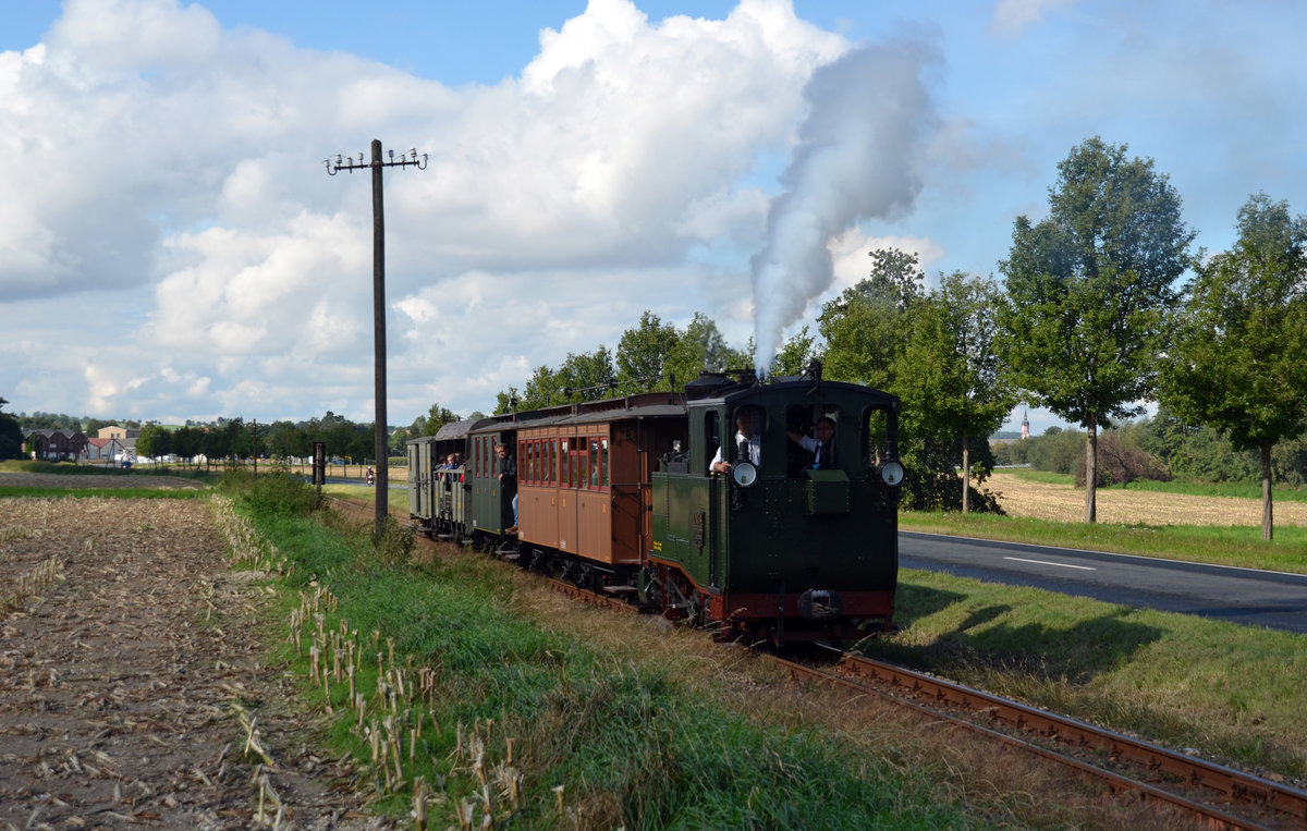 Nachdem die IK mit ihrem Sonderzug zum Oschatzer Südbahnhof im Bahnhof Mügeln einen längeren Aufenthalt eingelegt hatte dampfte sie am 10.09.17 durch Schweta Richtung Naundorf.