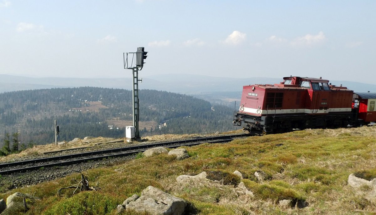 Nachdem innerhalb einer Stunde ein Kesselwagen im Stumpfgleis des Bahnhofs Brocken abgestellt wurde und der ganze Zug umrangiert  war(Schutzwagen und Kesselwagen hinter der Lok),rangierte unser Personal die Lok an das bergseitige Ende des Zuges und dann ging es geschoben zum Einfahrsignal, um von dort die Durchfahrt des 8933 im Brockenmoor mit unserem Zug zu fotografieren.Danach fuhren wir wieder in den Bahnhof, um die Lok zur Talfahrt wieder am richtigen Zugende zu haben. Dafür den Lok-,Zug- und Bahnhofspersonal ein Danke für die zusätzlichen Mühen! 21.08.2018