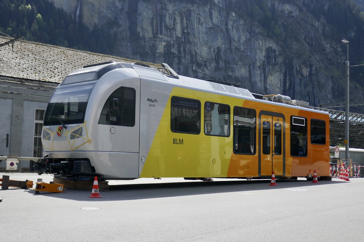 Nachdem die Kräne auf dem Weg auf die Winteregg sind, steht am 13.5.24 der zweite Zugteil des Be 4/6 101  Eiger  auf dem Bahnhofplatz Lauterbrunnen.