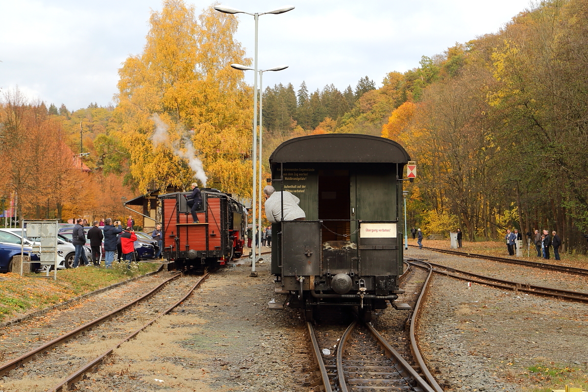 Nachdem der letzte Güterwagen am 20.10.2018 im Bahnhof Alexisbad vom Sonder-PmG der IG HSB getrennt wurde, schiebt 99 234 denselben jetzt auf`s Abstellgleis. Um an die Kurbel der Feststellbremse zu kommen, ist von der Zugführerin etwas Akrobatik gefordert! ;-)