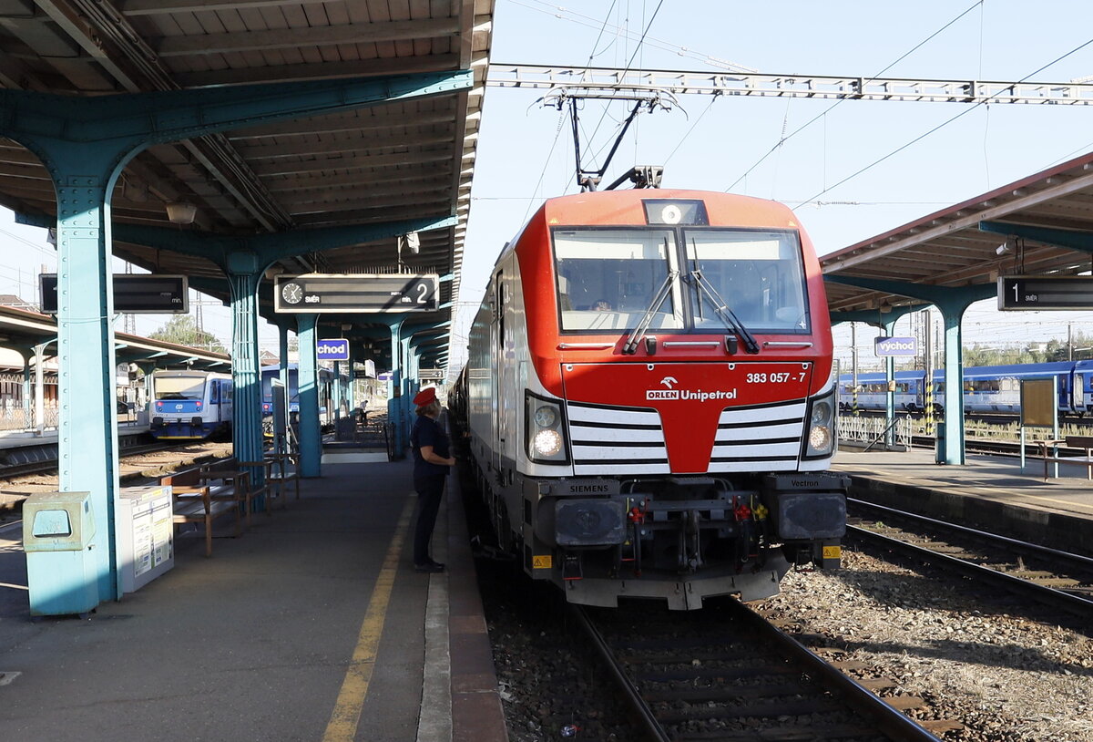 Nachdem die Lok 7383 057-7 zum Stillstand gekommen ist nähert sich die Bedienstete aus dem 
Dopravni Kancelář (Verkehrsamt) , entspricht hier der Aufsicht und übereicht einen schriflichen Befehl. Ceska Trebova, 20.09.2024  16:23 Uhr.