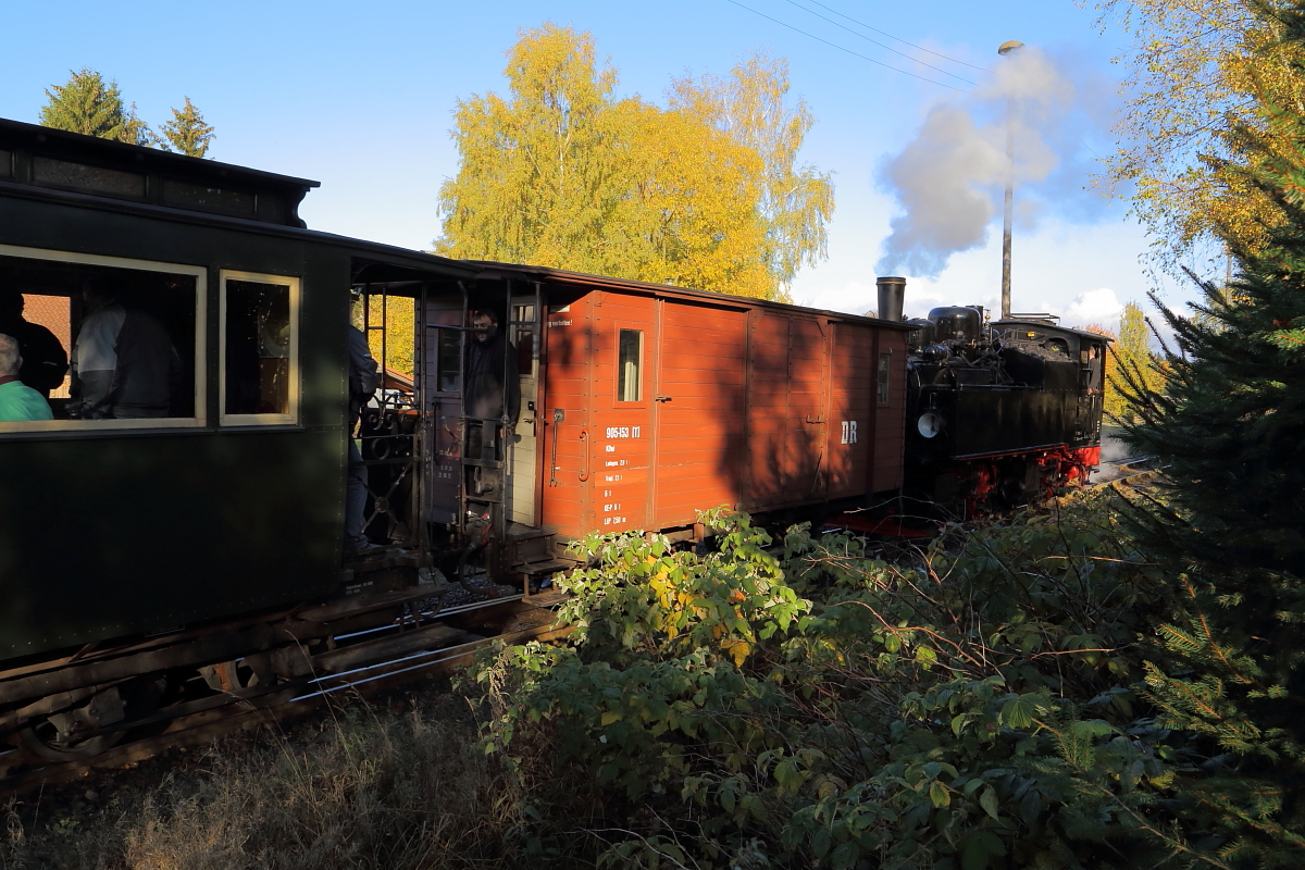 Nachdem die Lok eines Planzuges am 23.10.2016 im Bahnhof Hasselfelde umgesetzt hat, wofür der IG HSB-Sonderzug ausweichen mußte, drückt 99 5901 ihn nun wieder in den Bahnhof zurück.
