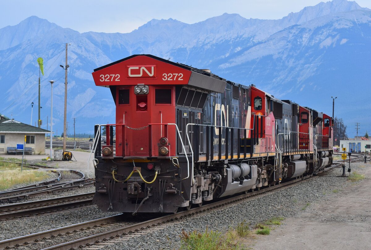Nachdem die Loks mit 3237 verstärkt wurden rangierten die 3 Loks gemeinsam an den Zug.

Jasper 19.08.2022