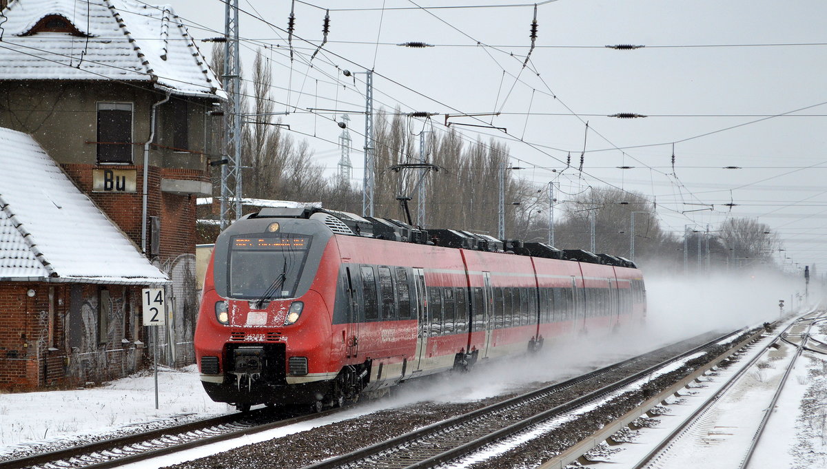 Nachdem mindestens die letzten drei vergangenen Winteretappen eher mediterranes Flair in Berlin hatten, weitgehend ohne Schnee oder strengen Frost nun also 2021 mal wieder ein nordischer Winter (sind wir gar nicht mehr gewohnt). Ich bin zwar überhaupt kein Freund von Kälte, aber die Bilder die bei derartig frostiger  Witterung zustande kommen mag ich schon. Während vielerorts in Deutschland immer noch sehr eingeschränkt Bahnverkehr stattfindet, hier die RB 24 nach Eberswalde mit DB Regio Nordost  442 835  am 09.02.21 Berlin Buch. 