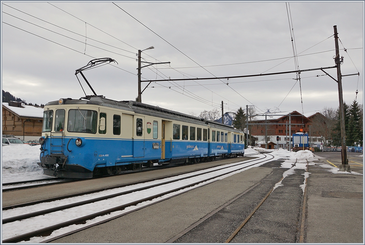 Nachdem der MOB ABDe 8/8 4001 Suisse in Gruben den ABDe 8/8 4002 VAUD gekreuzt hat, traf letzterer auch schon in Schönried ein und ermöglichte nochmals ein Bild des formschönen Triebwagen und der herrlich schiefen Holzmasten. Oder kurz gesagt, ein typischen MOB Bild, welches nun, nach all den Jahren langsam aber sicher verschwinden wird.
10. Jan. 2018