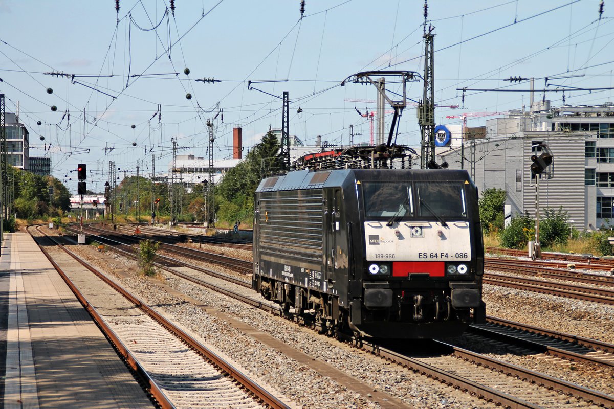 Nachdem MRCE/TXL ES 64 F4-086 (189 986-3) am 25.08.2015 mit einer weiteren 189er einen Containerzug nach München Laim Rbf brachte, fuhr sie als Lokzug erneut durch München Heimeranplatz in Richtung Ostbahnhof.