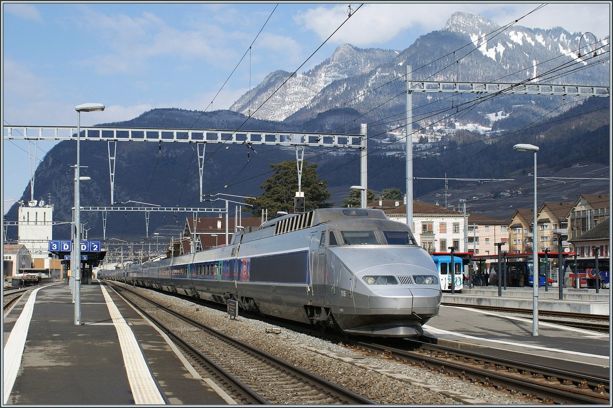 Nachdem der nach Paris fahrnde TGV Aigle verlassen hat, zeigt sich, dass der nun im Bild zusehende TGV nach Brig gleich aus zwei Rame besteht.

20. Februar 2010