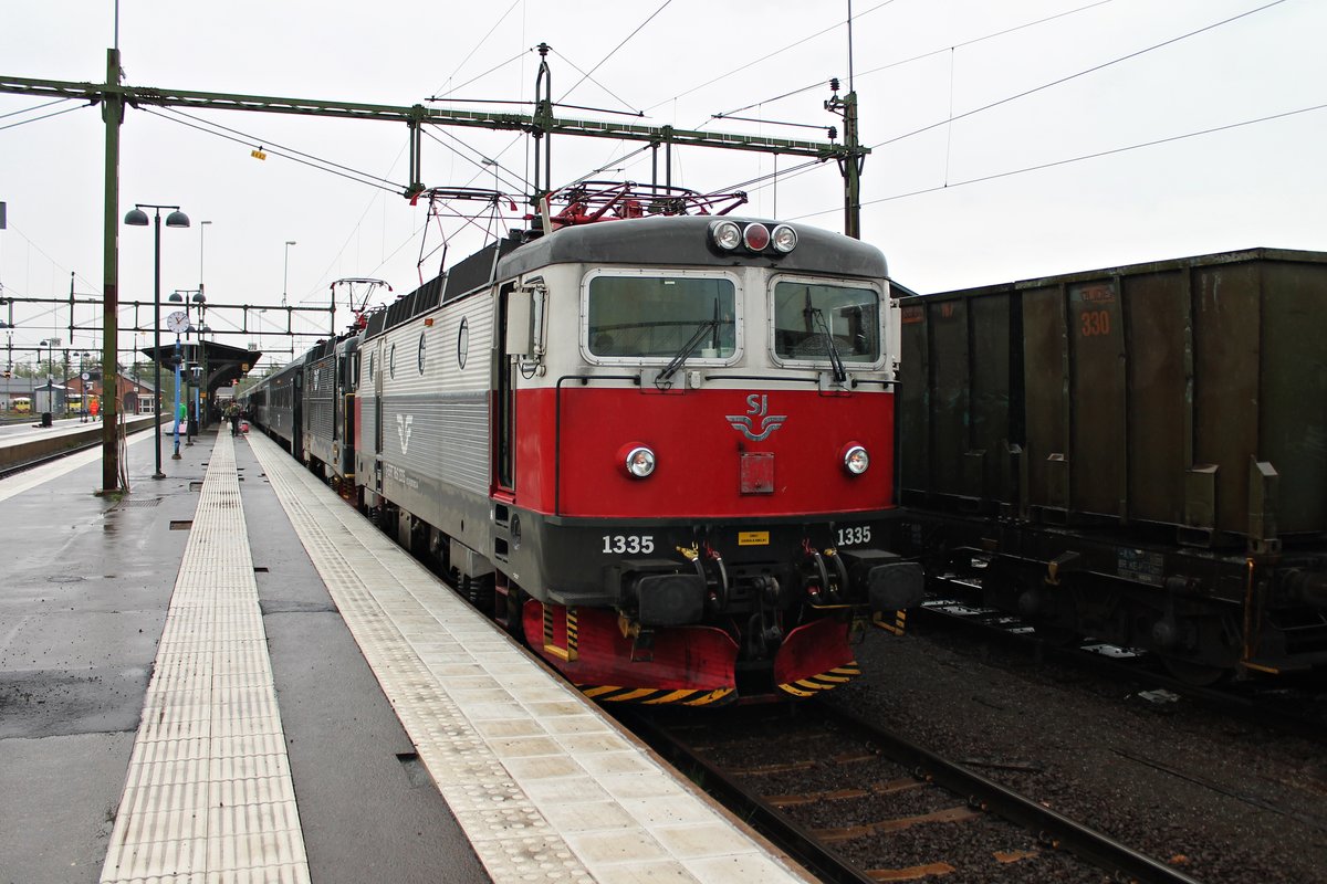 Nachdem in der Nacht die SSRT Rc6 1336 vor dem Nachtschnellzug (Stockholm C - Luleå) durch ihrer Schwesterlok SSRT Rc6 1335 ersetzt wurde, stand die zusammen mit SJ Rc6 1396 zusammen in Boden C, um in Kürze an andere Ende zu setzen. (31.05.2015)