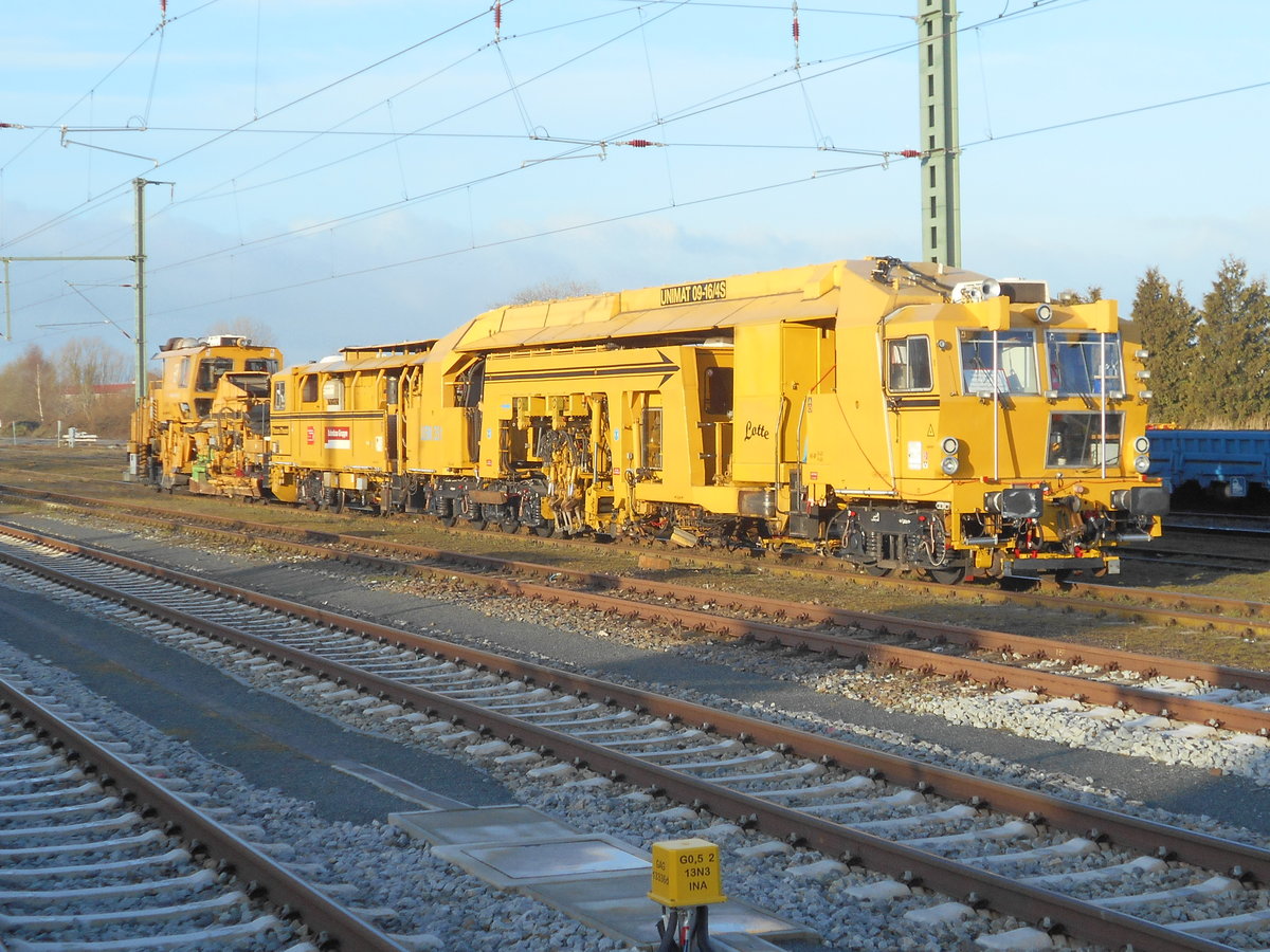 Nachdem nächtlichen Einsatz ruhten sich die Gleisstopfmaschnie  Lotte  und ein Schotterpflug,am 14.März 2019,in Bergen/Rügen aus