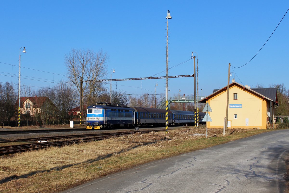 Nachdem in Nebanice der Bahnhof freigeschnitten wurde, kann man das Motiv von der Straße aus
anfertigen. 242 267-3 mit Sp 1989 am 23.02.18. Nun wird man sehen ob das Getreidelager wieder bedient wird, oder gar ein Rückbau der Gleise erfolgt.   