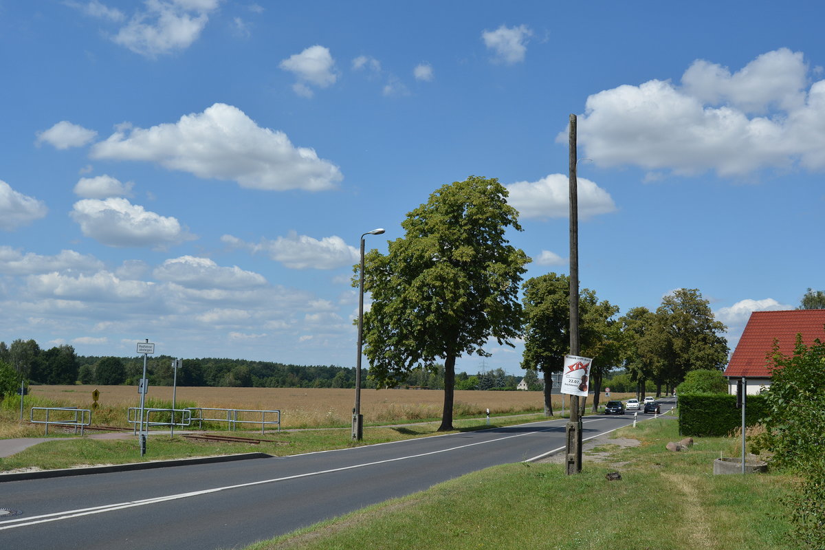 Nachdem Neubau der Straße wurde der Bahnübergang in Niemegk entfernt. Seit dem 31.12.1998 rollt hier kein Zug mehr.

Niemegk 20.07.2016
