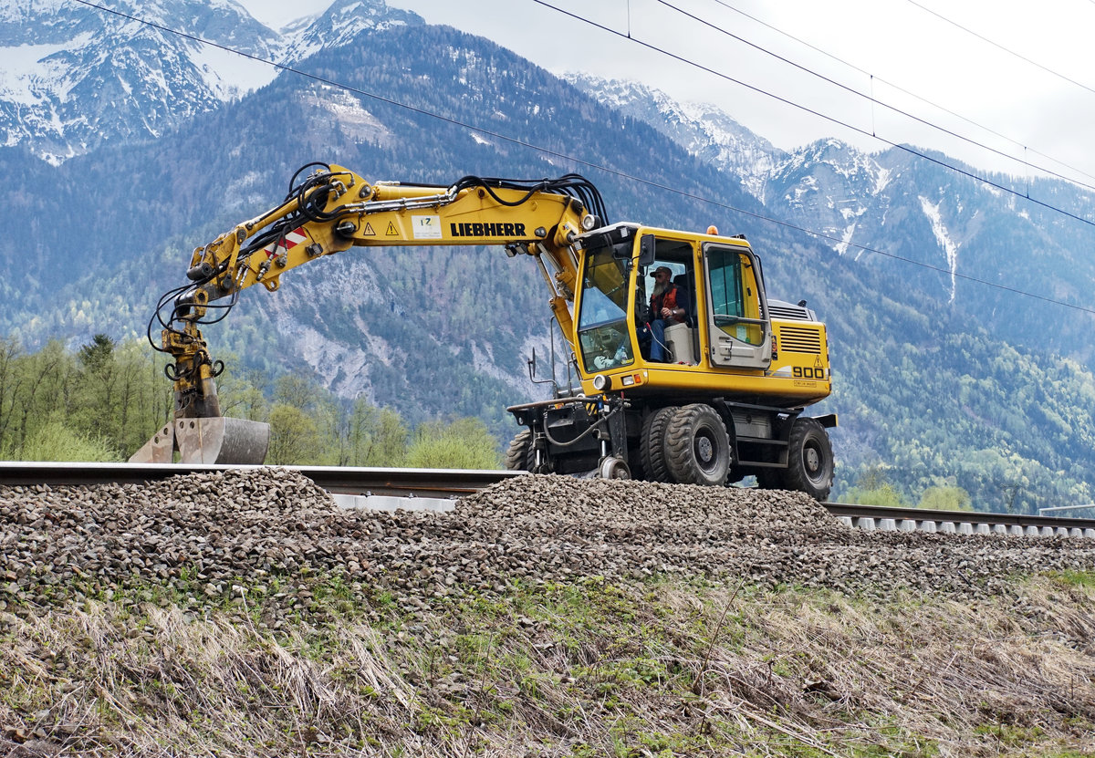 Nachdem die neuen Gleise verlegt sind, werden nun die alten abtransportiert.
Hier greift sich soeben ein Zweiwegebagger von LIEBHERR ein Gleis, um es auf den etwas weiter hinten stehenden Zug zu verladen.
Aufgenommen am 15.4.2016