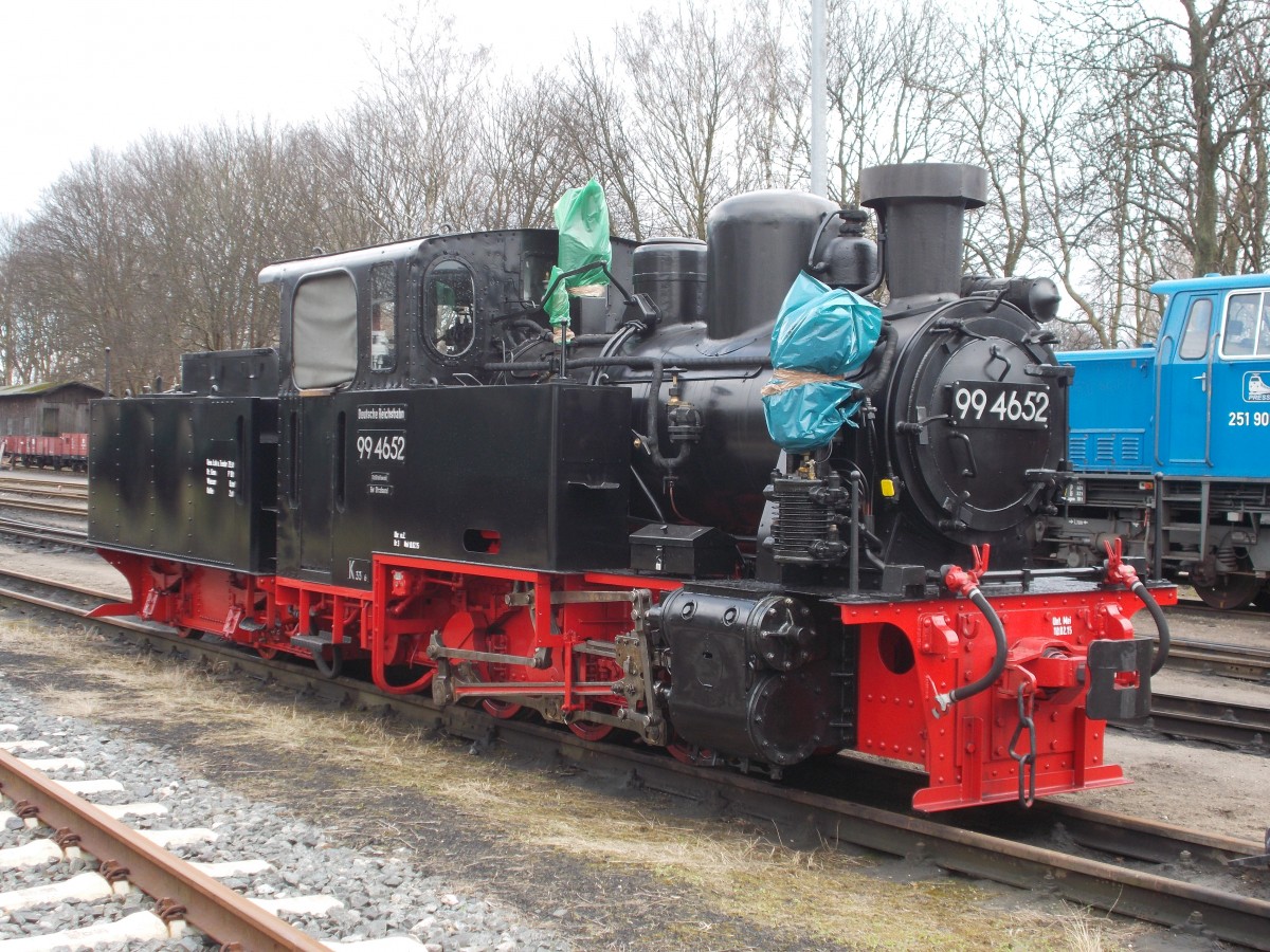 Nachdem Nicki/Frank S. und Aquarius C Rügen vor Jahren verlassen haben,hat der Rasende Roland mit 99 4652 wieder eine Schlepptender betriebsfähig in seinem Bestand.Am 29.März 2015 stand die Lok in Putbus.