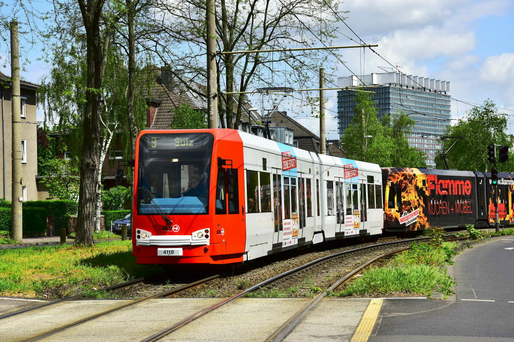 Nachdem Niederflurwagen 4118 am 13.11.2014 bei einem Unfall auf der Emdener Straße in Niehl erheblich beschädigt wurde, durfte er am 07.05.2015 nach erfolgter Reparatur seinen ersten Liniendienst auf der Linie 9 absolvieren.
