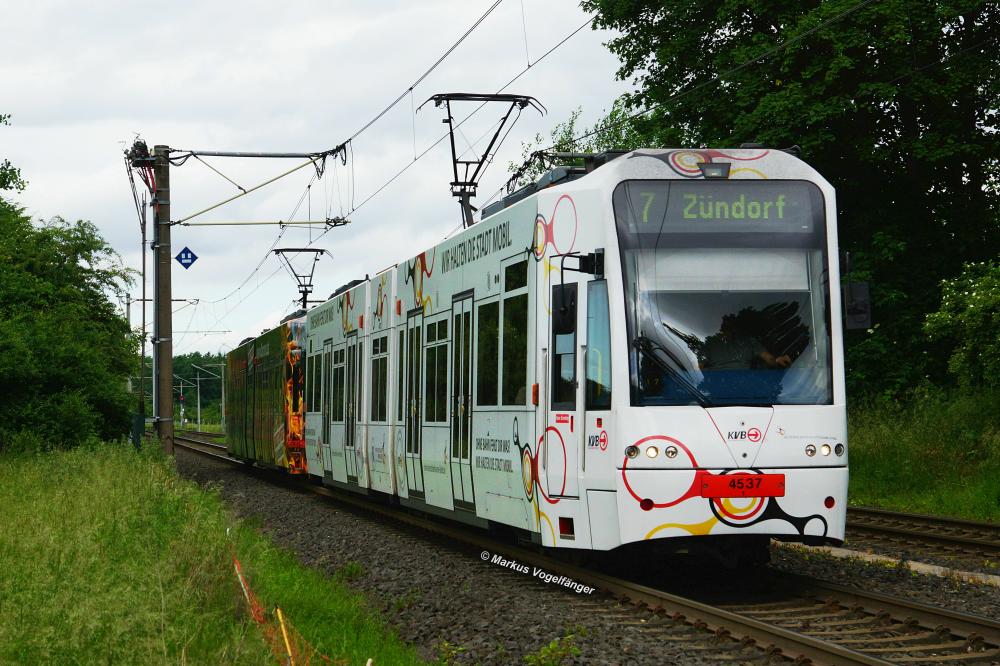 Nachdem die Niederflurwagen der Serie 4500 am 20.05.2014 ihre EBO Zulassung erhalten haben, befährt 4537 als Linie 7 die EBO Strecke zwischen den Haltestellen  Marsdorf  und  Stüttgenhof  am 24.05.2014.
