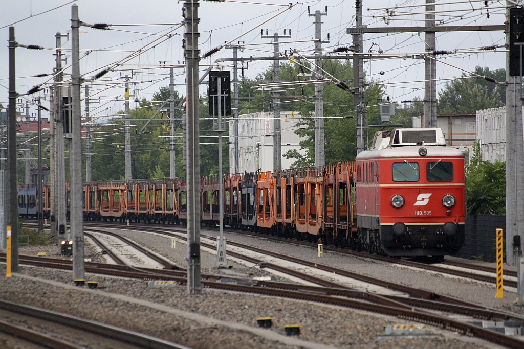 Nachdem die NLB 1110.505 am 16.September 2017 im Rahmen einer erfolgreichen Probefahrt die Zuführung des  Nostalgieexpress Leiser Berge  vorgespannt hatte, wurde sie im Bf. Praterstern fotogen bis zu Abend abgestellt.