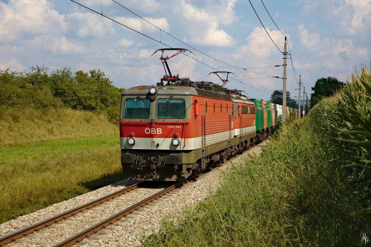 Nachdem die Nordwestbahn wegen Streckensanierungsarbeiten zur Zeit zwischen Sirndorf und Zellerndorf gesperrt ist, werden die Güterzüge über Laa an der Thaya und der Pulkautalbahn umgeleitet. Einer Dieser Züge mit der 1144.041 und einer 1142 bei Kottingneusiedl. (10.08.2020)