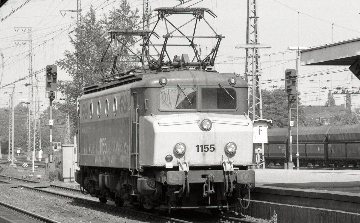 Nachdem NS 1155 den EC-25  Erasmus  im Grenzbahnhof abgeliefert hatte, fuhr Sie Solo zurück, als Zug 85540, nach Arnhem. Hier wartet die Lok auf Abfahrt am Signal N3 (Nachschuss). Emmerich, 13.06.1989, Scanbild 7448, Ilford FP4.