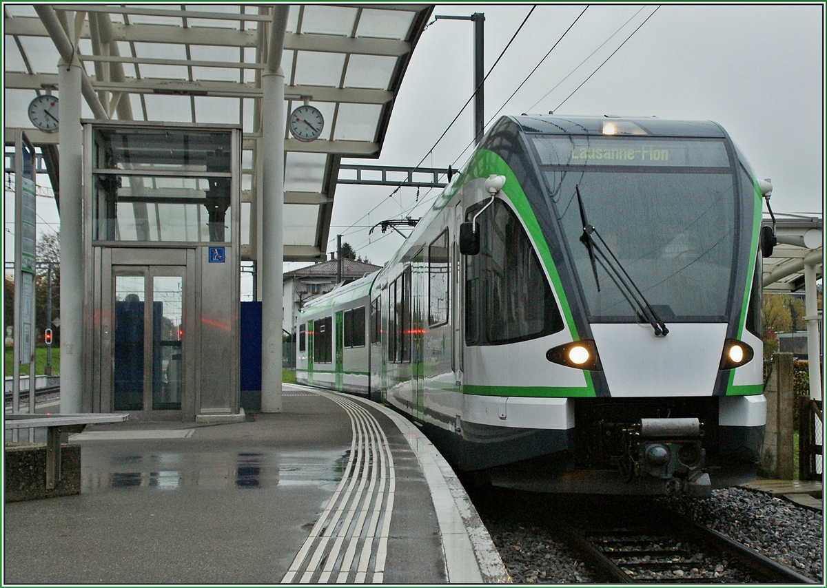 Nachdem nun endlich die technischen Probleme gelöst sind, verdichten RBe 4/8 (im BB.de Design) seit Ende Sommer zwischen Cheseaux und Lausanne Flon den LEB Verkehr zum Viertelstundentakt.
Cheseaux, den 5. Nov. 2013