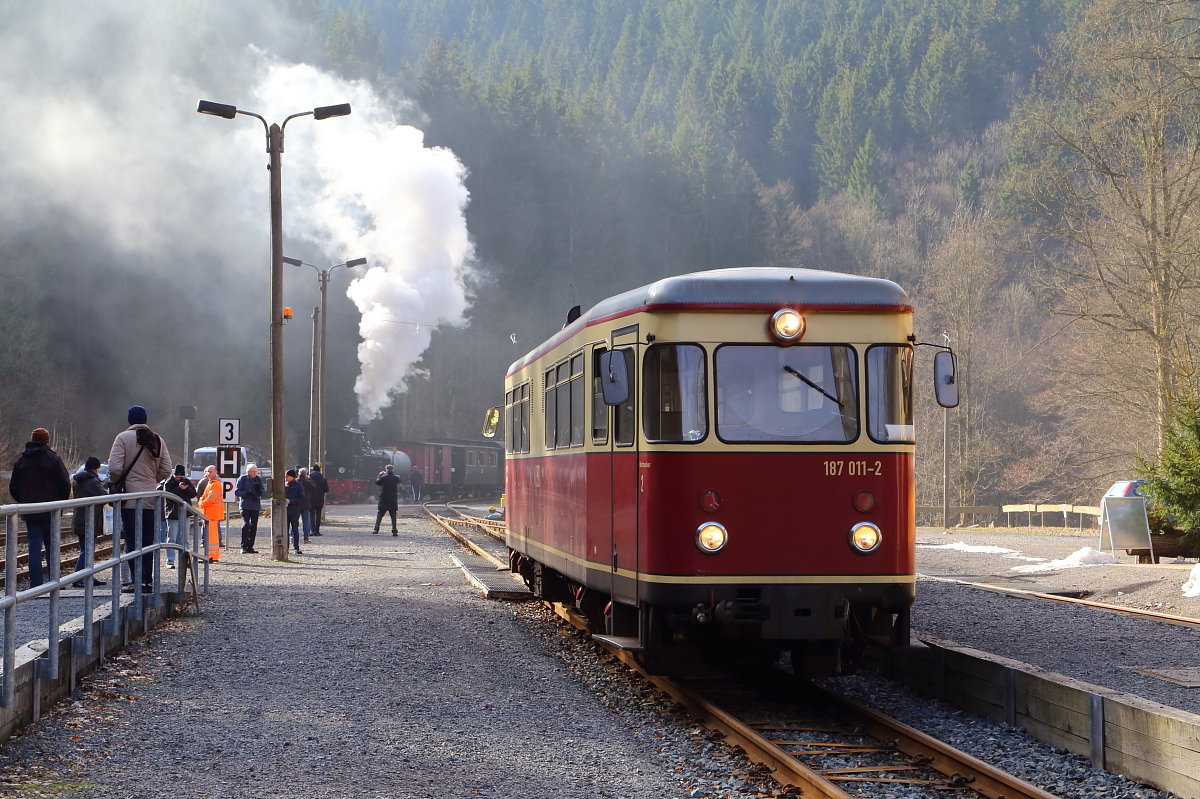 Nachdem nun Triebwagen 187 011 am 26.02.2017 als P 8970 aus Nordhausen Nord in Eisfelder Talmühle eingefahren ist, rangiert 99 5901 ihren IG HSB-Sonder-PmG zur vorläufigen Abstellung von Gleis 3 auf Gleis 4. Solche Rangierfahrten sind immer wieder ein Leckerbissen für die Film- und Fotogemeinde! ;-)