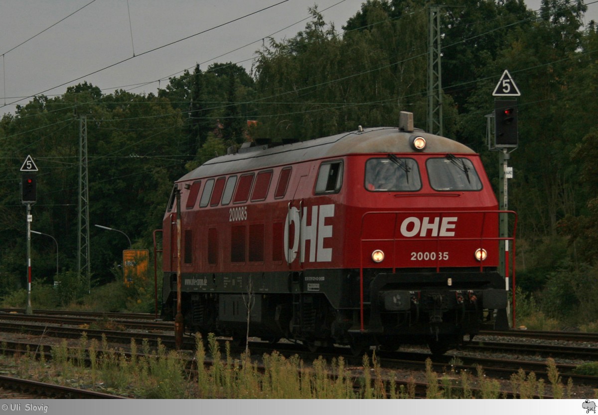 Nachdem OHE 200085 den ersten Teil eines Holzzuges aus Sonneberg nach Coburg am Abend des 21. August 2015 gebracht hat, wurde vom Lokomotivführer die Maschine abgehängt und umrangiert, damit es zurück nach Sonneberg gehen konnte um den zweiten Teil zu holen...