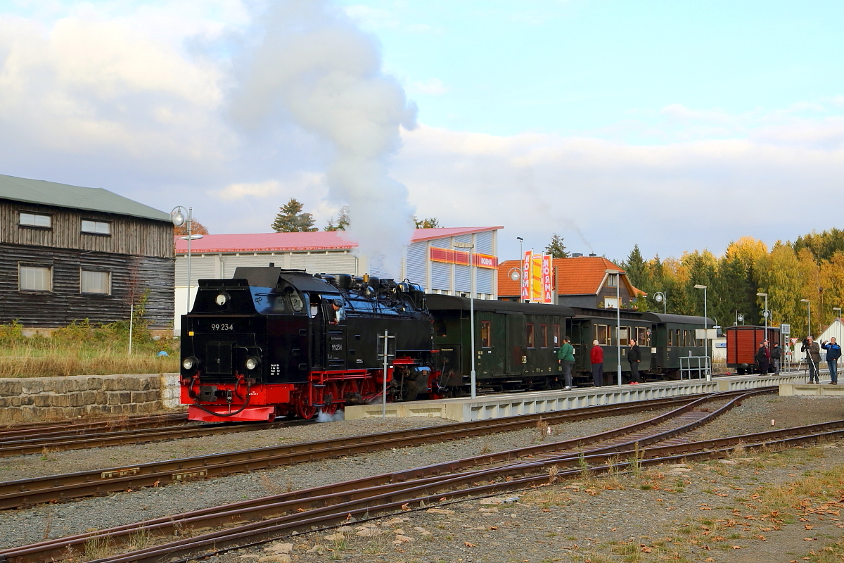 Nachdem P 8929 am 21.10.2018 den Bahnhof Benneckenstein passiert hat, sind die Gleise nun frei für die Rangierfahrt von 99 234 mit ihrem IG HSB-Sonder-PmG. Es geht darum, einen am Vortag auf dem Abstellgleis geparkten offenen Güterwagen wieder in den Zugverband aufzunehmen. Damit die Sache nicht zu einfach und für die Fotografen interessanter wird, soll der abgestellte Güterwagen zwischen Personen- und dem hinten zu sehenden gedeckten Güterwagen laufen, zu welchem Zweck dieser erst einmal abgekuppelt wurde.