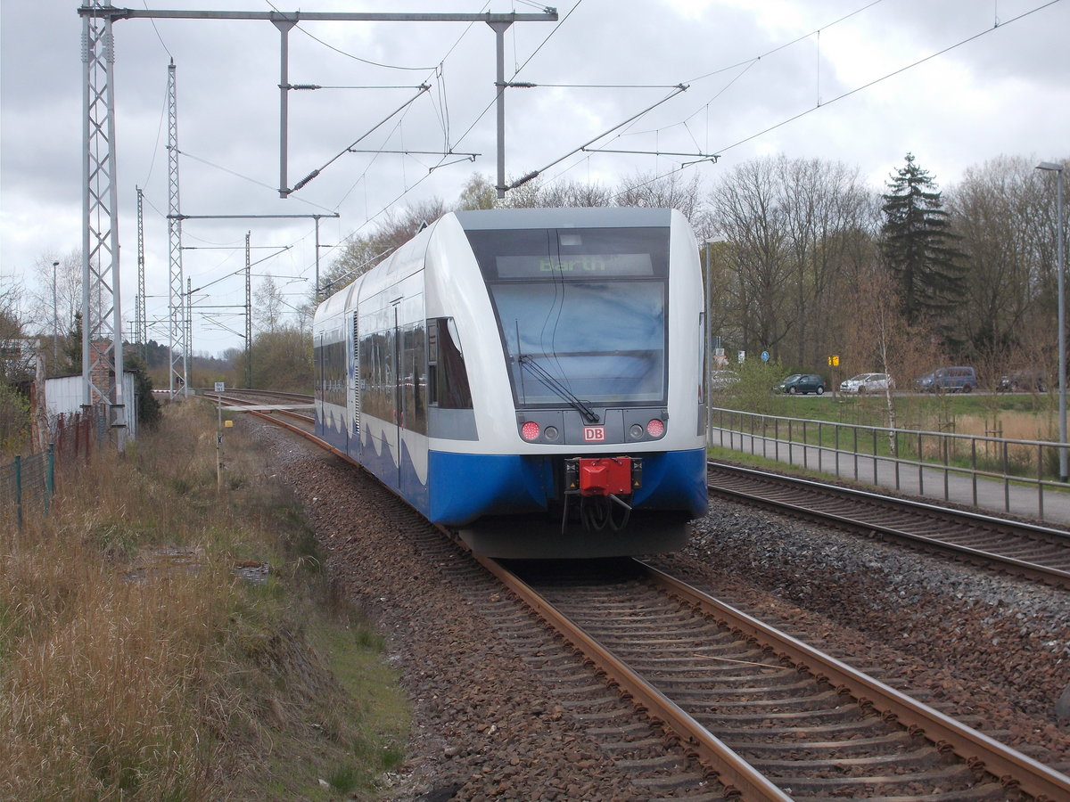 Nachdem planmäßigen Halt und einer Kreuzung verließ der UBB 646 107,am 13.April 2017,den Bahnhof Martensdorf nach Barth.Aufnahme vom Bahnsteigende.