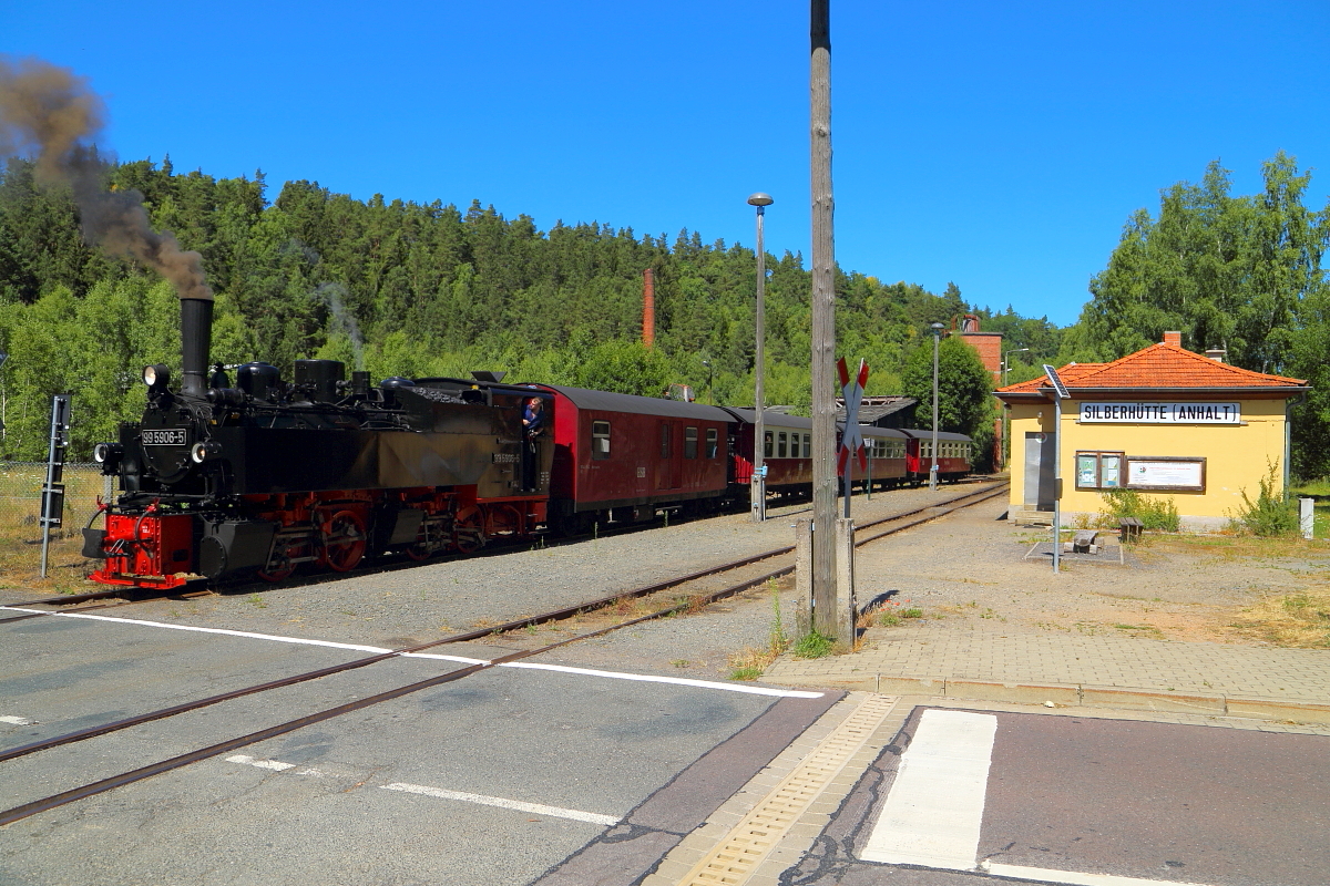Nachdem der Planzug am 07.07.2018 nn Silberhütte verlassen hat, ist 99 5906 mit ihrem Jubiläumssonderzug nun auf Gleis 2 rangiert, um die Kreuzung mit Plantriebwagen P8916 abzuwarten.