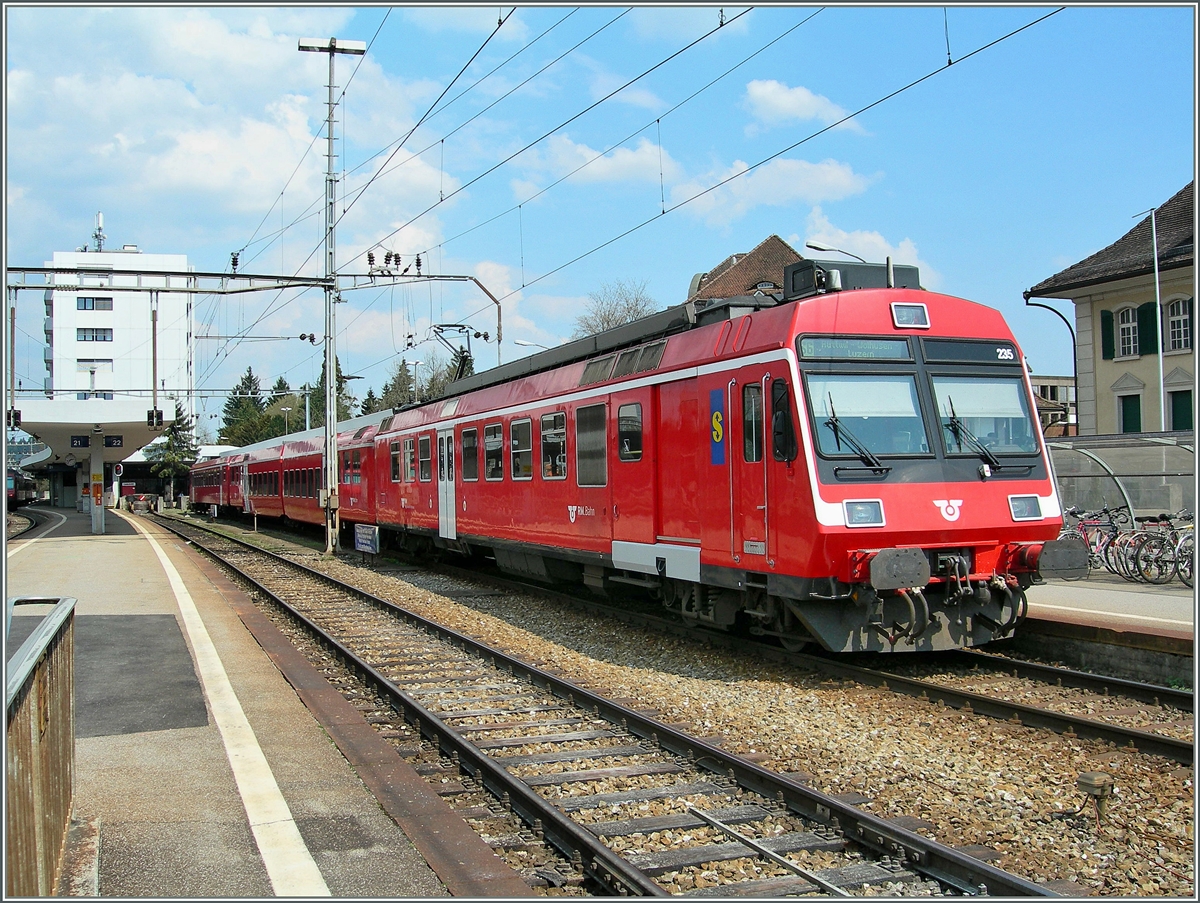 Nachdem der RBe 540 von Luzern nach Langenthal so überraschend viel Zuspruch gefunden hat, zeige ich hier gerne den Gegenzug: der RM (ex VHB(EBT/SMB)/heute BLS) RBe 565 Pendelzug, der im Wechsel mit den SBB RBe 540 Zügen damals die Strecke Langenthal - Luzern bediente.
Langenthal, den 22 April 2006
