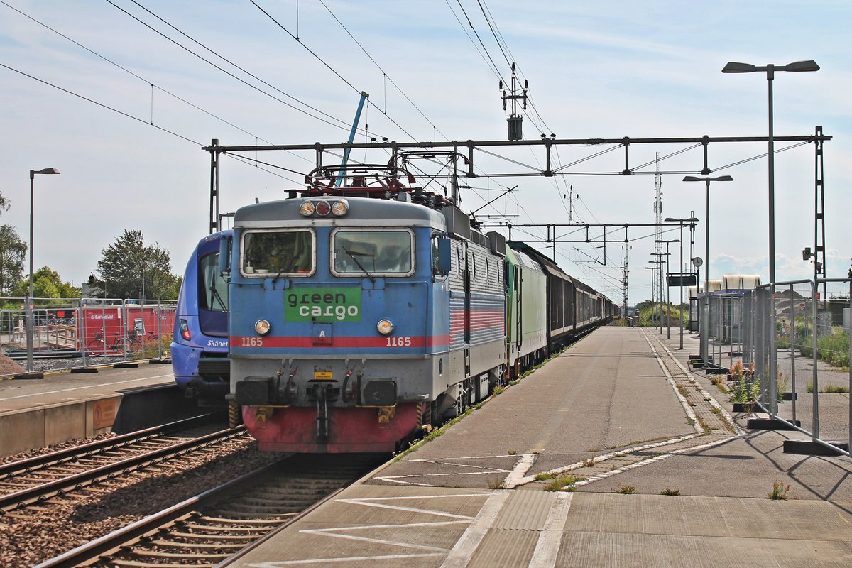 Nachdem die Rc4 1165 von GreenCargo am Nachmittag des 17.07.2019 ihren gemischten Güterzug im Güterbahnhof von Malmö abgeliefert hatte, fuhr sie nun mit einem anderen gemischten Güterzug aus Maschen und der Br 5333 (185 333-9) erneut durch den Haltepunkt von Hjärup in Richtung Lund.