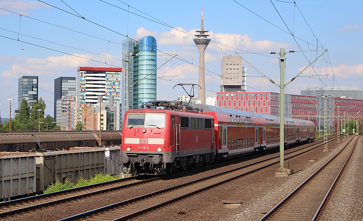 Nachdem der RE 4 am 13.12.2020 auf RRX umgestellt wurde, wird die Baureihe 111 nach über vierzig Dienstjahren m. W. nicht mehr planmäßig im Großraum Düsseldorf eingesetzt. Zeit für eine kleine Reminiszenz: 111 118-6 mit einem RE in Düsseldorf-Hamm am 04.08.2013