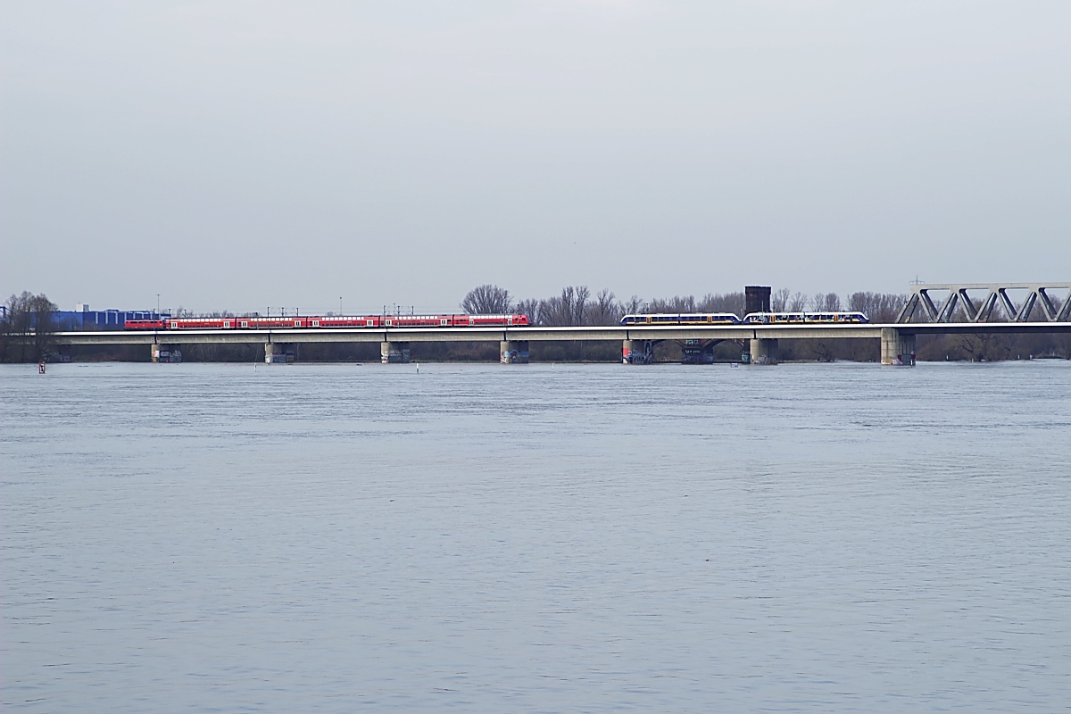 Nachdem der RE 4 am 13.12.2020 auf RRX umgestellt wurde, wird die Baureihe 111 nach über vierzig Dienstjahren m. W. nicht mehr planmäßig im Großraum Düsseldorf eingesetzt. Zeit für eine kleine Reminiszenz: Am 08.01.2018 führte der Rhein Hochwasser, das gesamte Rheinvorland war überflutet. Auf den Vorlandbrücken der Rheinbrücke Düsseldorf - Neuss begegnen sich eine unbekannte 111 mit einem Regionalexpress und eine 648-Doppeltraktion der Nordwestbahn.