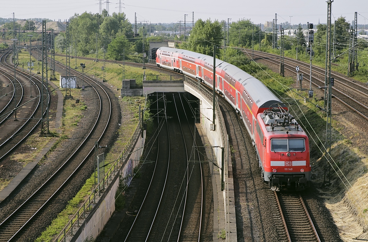 Nachdem der RE 4 am 13.12.2020 auf RRX umgestellt wurde, wird die Baureihe 111 nach über vierzig Dienstjahren m. W. nicht mehr planmäßig im Großraum Düsseldorf eingesetzt. Zeit für eine kleine Reminiszenz: 111 149 schiebt in Neuss am 04.07.2015 einen RE in Richtung Düsseldorf