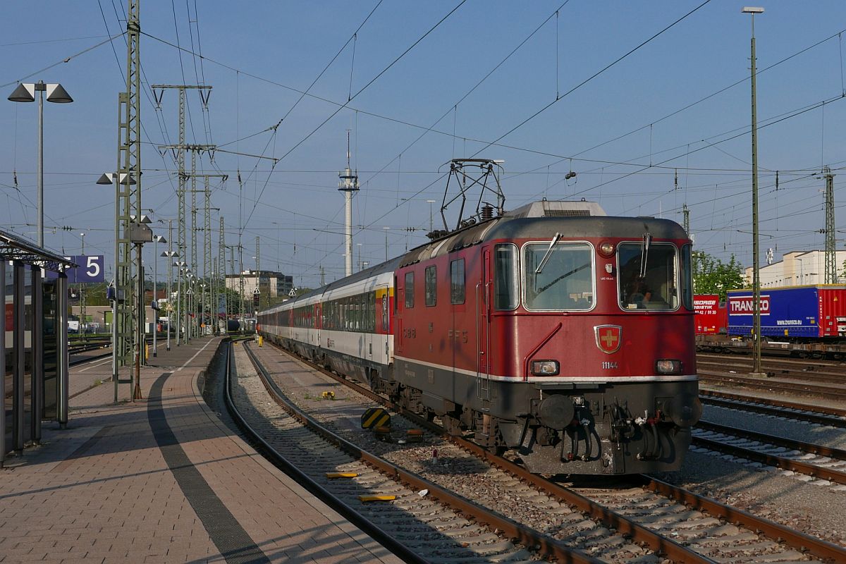 Nachdem Re 4/4 II 11144 am 21.04.2018 die Wagen des IC 482 von Zürich nach Singen gezogen hatte, abgekuppelt wurde und die Wagen umfahren hatte, schiebt die Lok diese von Gleis 5, um die Wagen anschließend auf Gleis 3 ziehen zu können. Grund für die vier Rangierfahrten ist die Bereitstellung des Zuges auf Gleis 3, um eine dreiviertel Stunde später von dort aus als IC 381 nach Zürich fahren zu können.