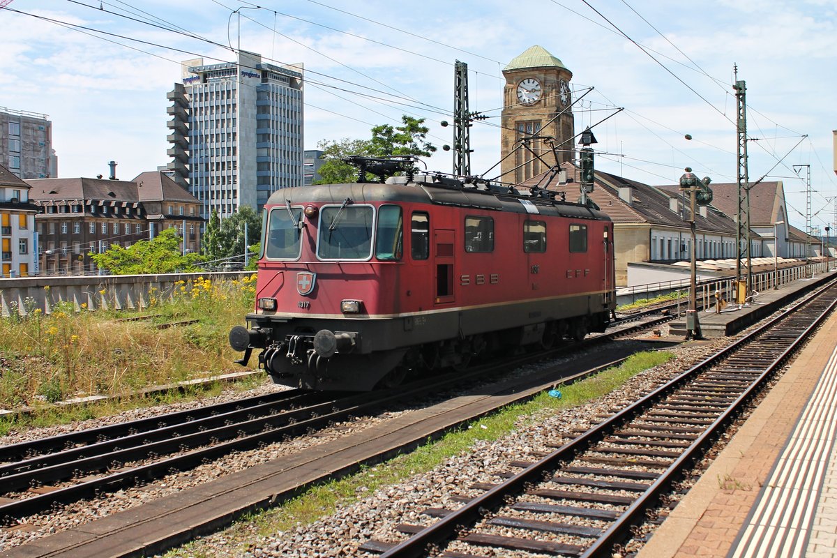 Nachdem Re 4/4 II 11317 am 26.06.2015 einen gemischten Güterzug nach Basel Bad Rbf/Weil am Rhein gebracht hatte, fuhr sie nun als Lokzug durch den Badischen Bahnhof von Basel in Richtung Rangierbahnhof Muttenz.