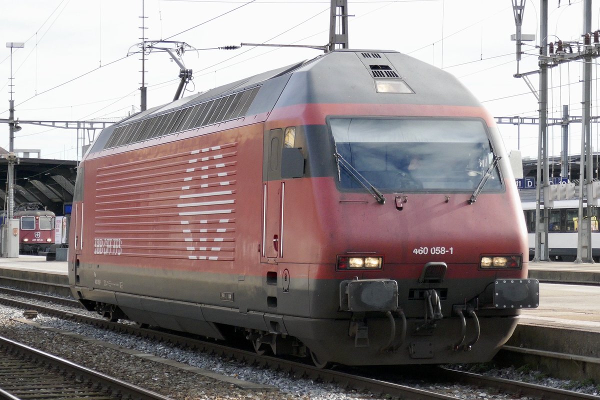 Nachdem die Re 460 058 am 27.11.17 einen Zug nach Zürich brachte wurde sie abgekuppelt und kann etwas später ins Feld fahren.