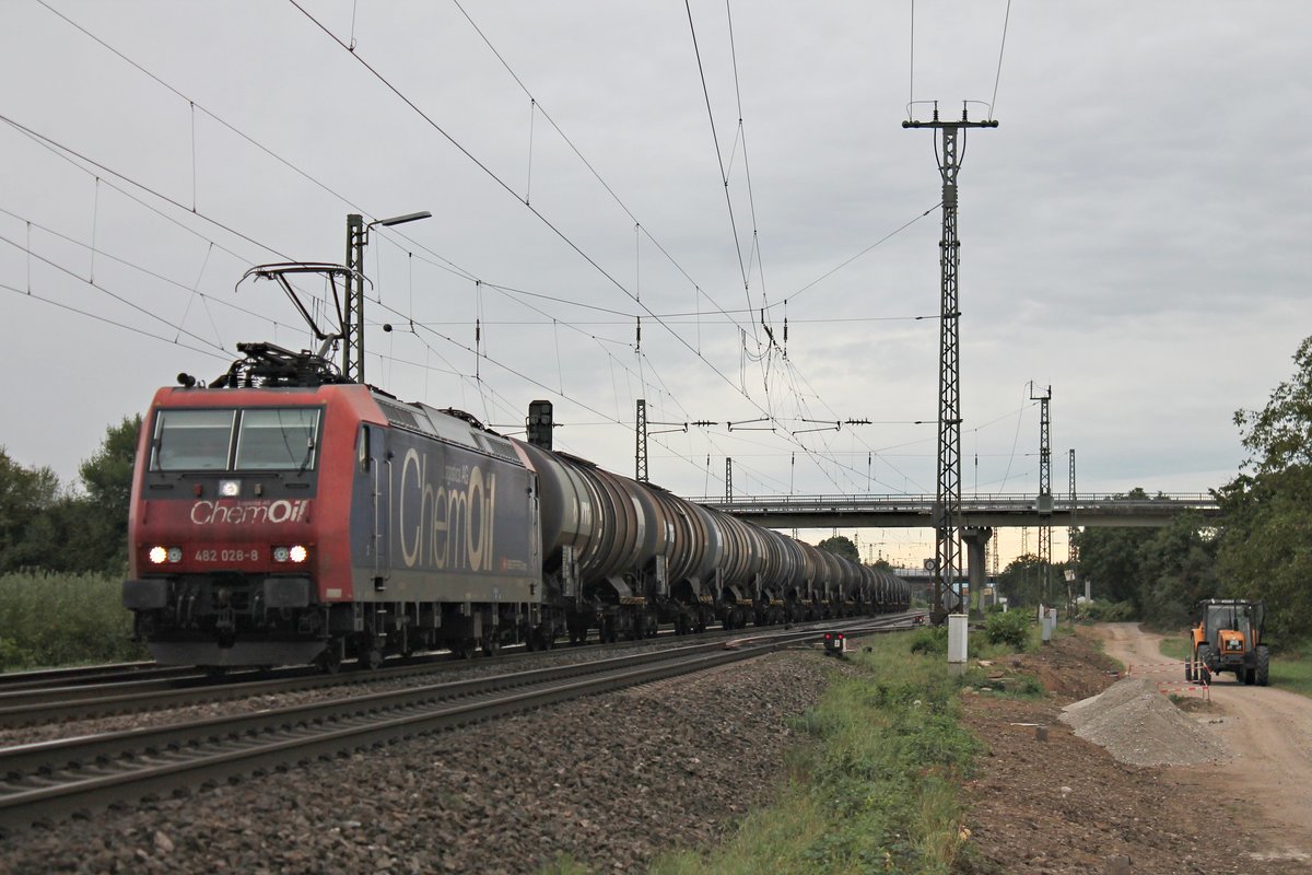 Nachdem die Re 482 028-8  ChemOil Logistik AG  am 16.09.2016 ihren KLV im Rangierbahnhof in Muttenz abgab, bespannt sie dierkt im Anschluss einen leeren Kesselzug und fuhr hier bei Müllheim (Baden) nun in Richtung Freiburg (Breisgau).