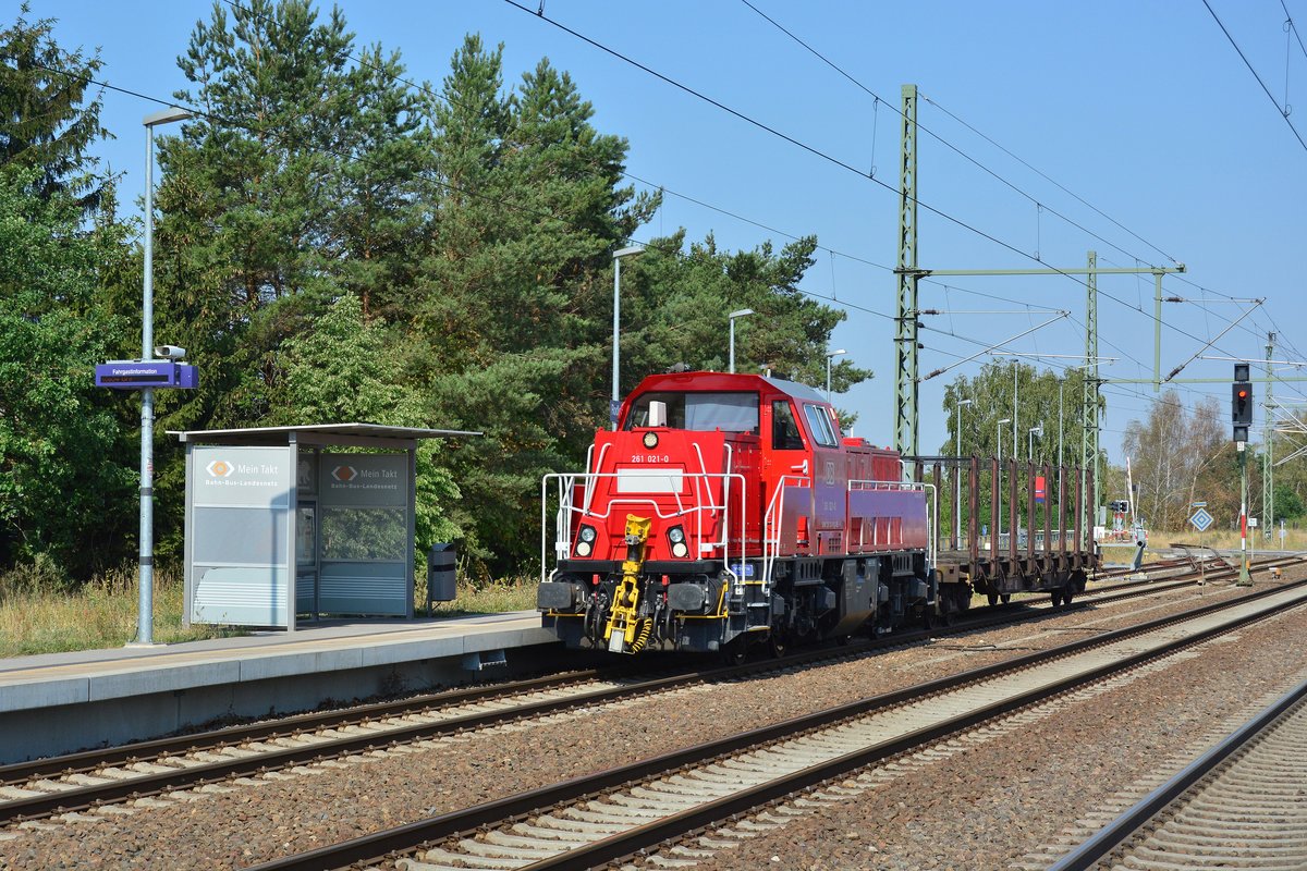 Nachdem der RE13 ausgefahren ist durfte 261 021-0 ihre Übergabe nach Rodleben in den Gewerbepark bringen.

Rodleben 27.07.2018